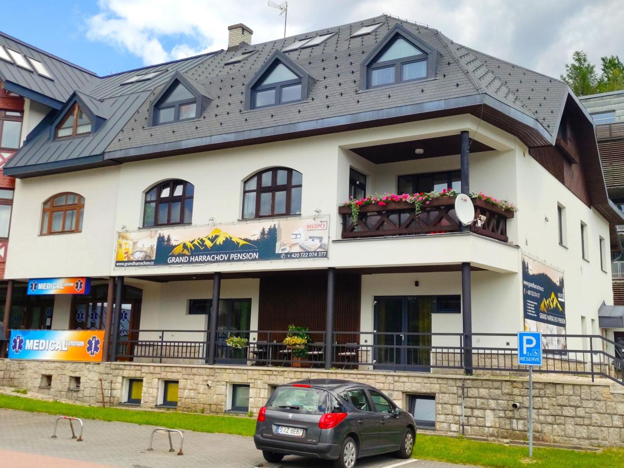 Grand Harrachov Pension V Centru Экстерьер фото